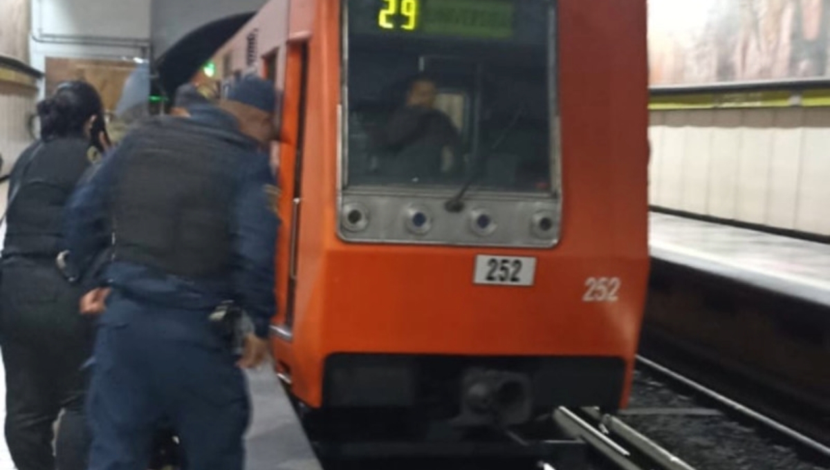 Joven se avienta a las vías del metro en la CDMX y sobrevive
