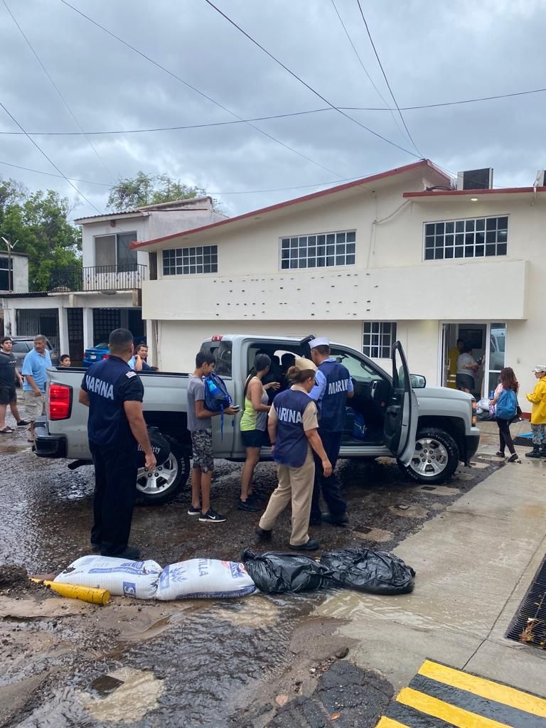 Los elementos de la Secretaría de Marina brindaron su apoyo a las personas que se vieron afectadas pr el paso del Huracán Hilary Los elementos de la Secretaría de Marina brindaron su apoyo a las personas que se vieron afectadas pr el paso del Huracán Hilary