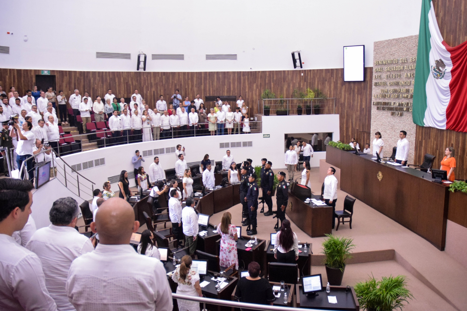 Con los honores a la Bandera y la entonación del Himno Nacional inició el acto protocolario