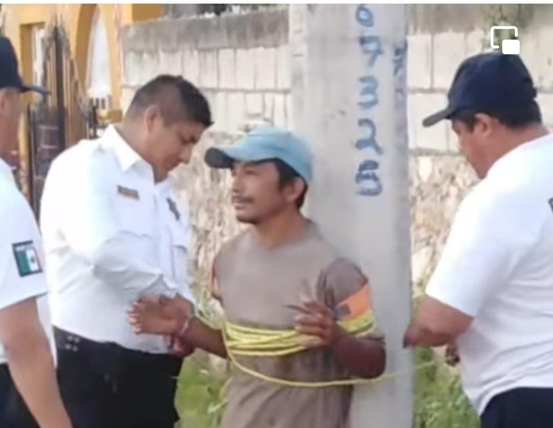 El ladrón fue amarrado a un poste de luz por los vecinos de la zona que lo sorprendieron en el atraco El ladrón fue amarrado a un poste de luz por los vecinos de la zona que lo sorprendieron en el atraco
