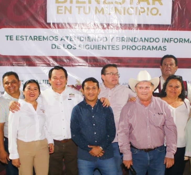 Los asistentes sorprendieron a Huacho Díaz con música y pastel.
Los asistentes sorprendieron a Huacho Díaz con música y pastel.