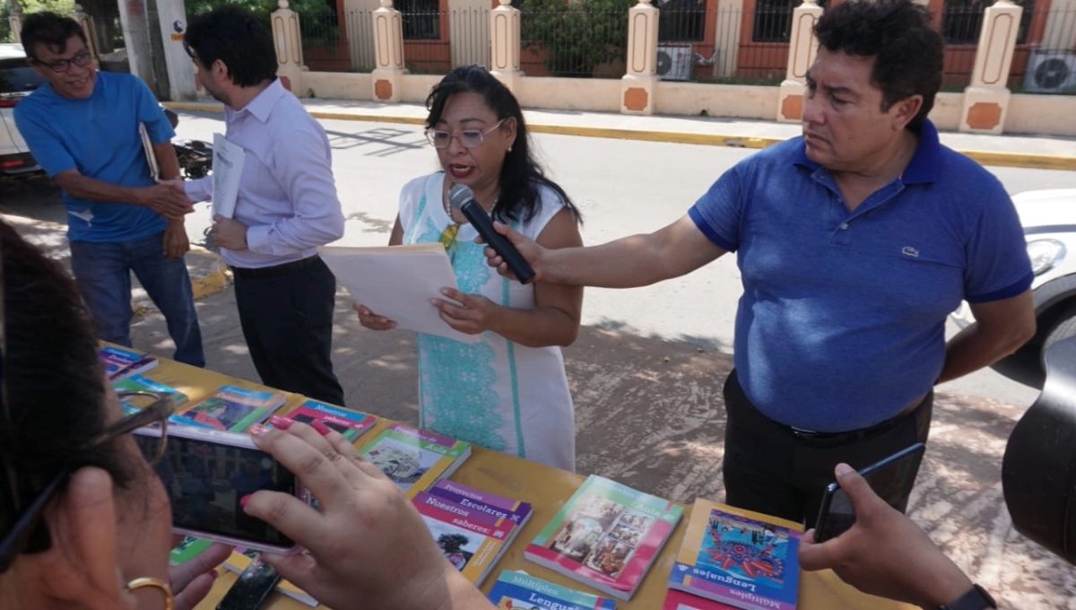 Consideran que el contenido de los textos con impropios para los alumnos