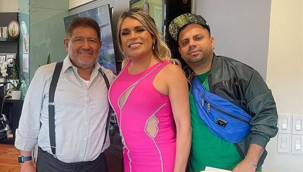 La foto que inmortalizó la firma del contrato para la próxima telenovela. Foto: Especial La foto que inmortalizó la firma del contrato para la próxima telenovela. Foto: Especial