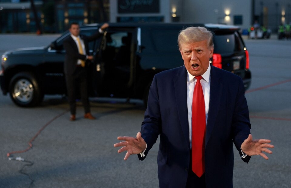 Donald Trump se entregara en Fulton, Georgia, se difundió por primera vez la fotografía del magnate fichado