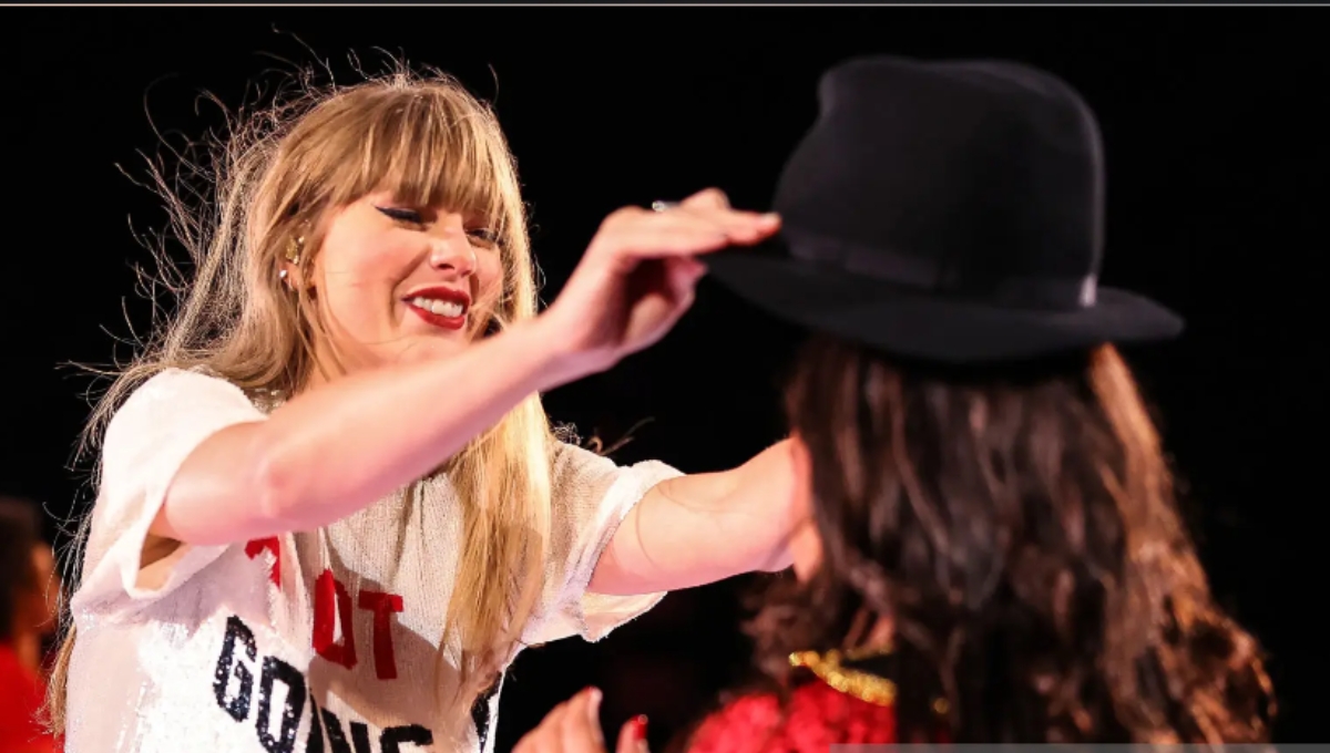 Taylor Swift siguió con la tradición durante su canción 22. Foto: Especial Taylor Swift siguió con la tradición durante su canción 22. Foto: Especial
