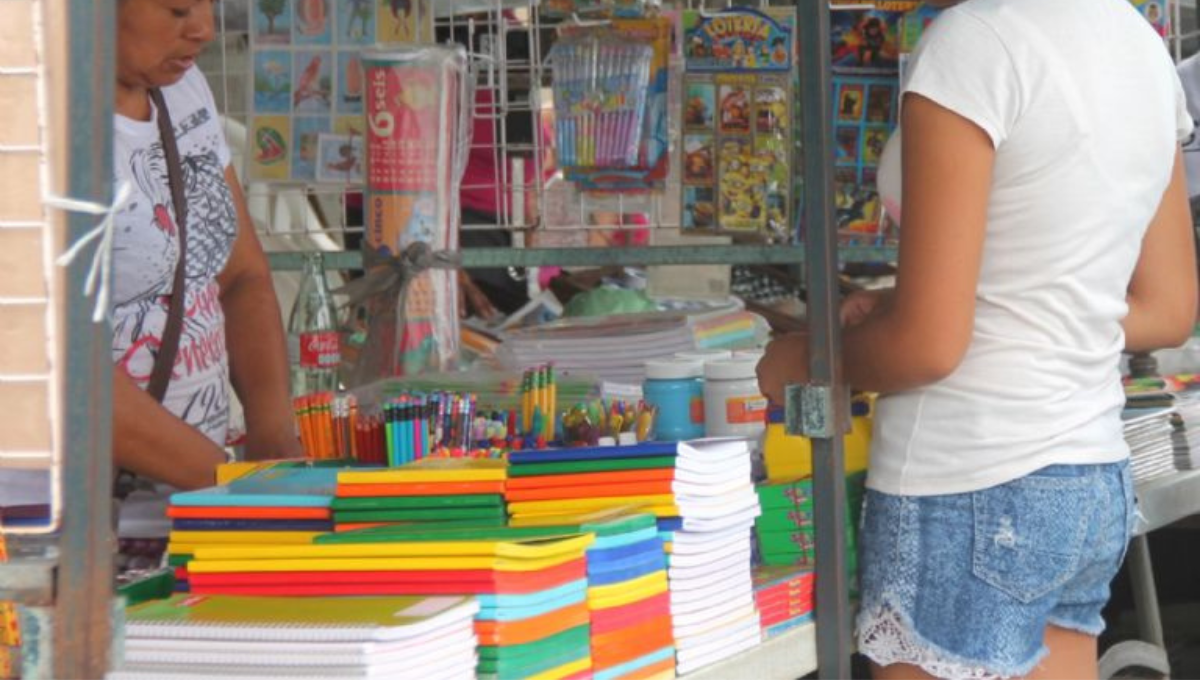 Continúa la venta de artículos que niños y jóvenes usarán a partir del próximo lunes