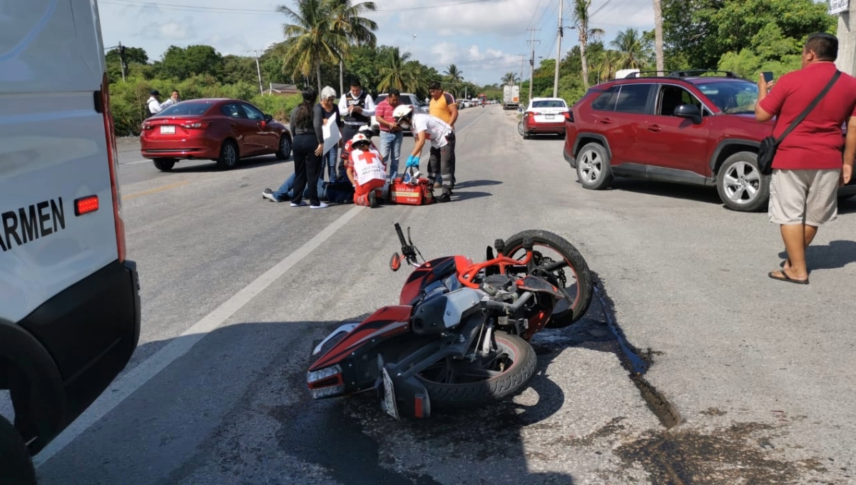 La camioneta ya había activado sus direccionales para doblar cuando la moto se impactó
