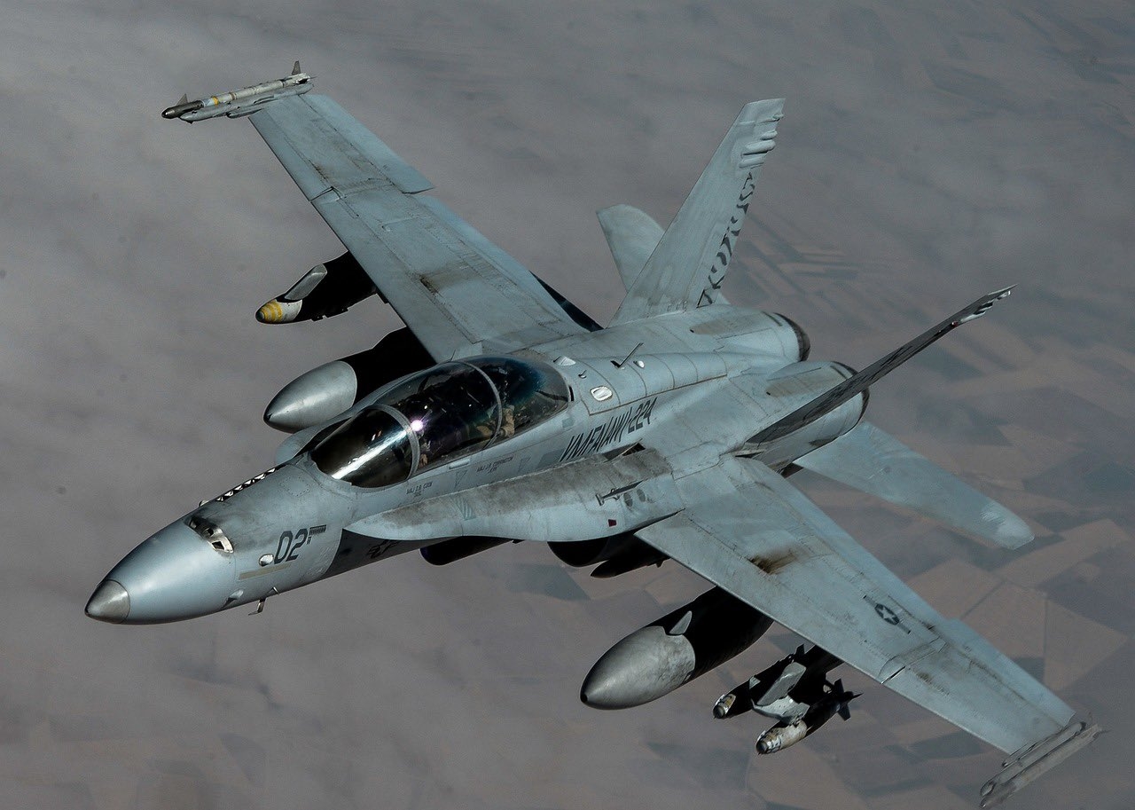 Avión de combate se estrella cerca de una base militar en EU Avión de combate se estrella cerca de una base militar en EU