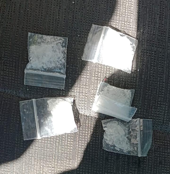 Policías aseguran a narcomenudista con 5 bolsas de droga en Campeche
Policías aseguran a narcomenudista con 5 bolsas de droga en Campeche