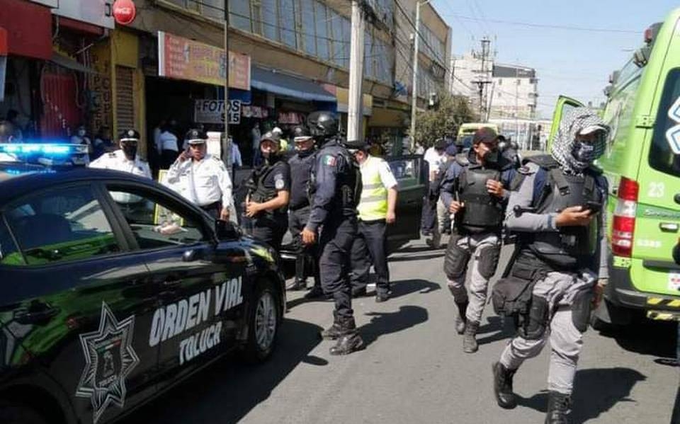 Elementos de diferentes corporaciones policiales arribaron al Mercado Juárez de Toluca tras la balacera
