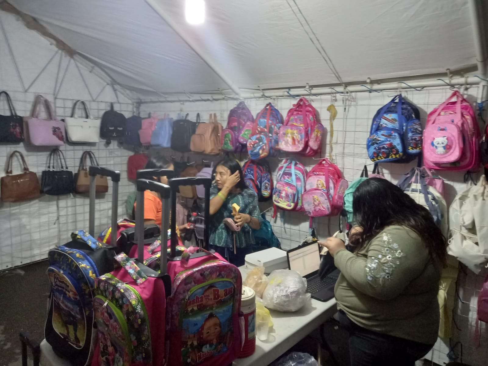 Las actividades continuarán este fin de semana con bailes populares, pasarelas y la oportunidad de adquirir mochilas a precios competitivos Las actividades continuarán este fin de semana con bailes populares, pasarelas y la oportunidad de adquirir mochilas a precios competitivos
