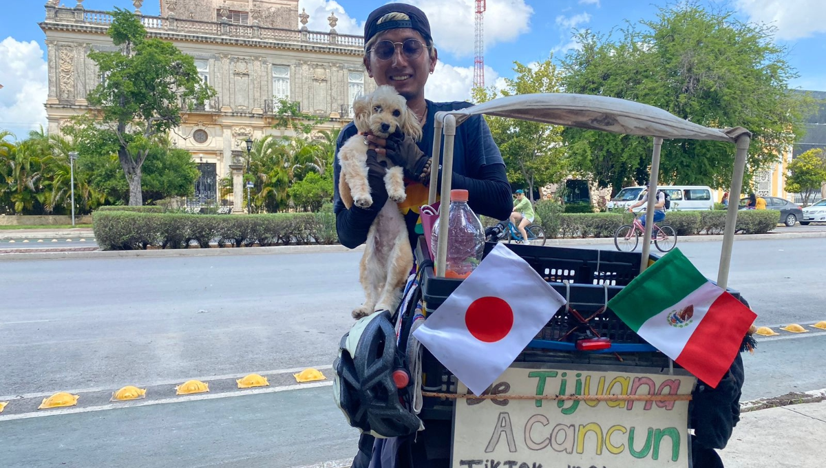 El joven disfruta de la travesía con su mejor amiga