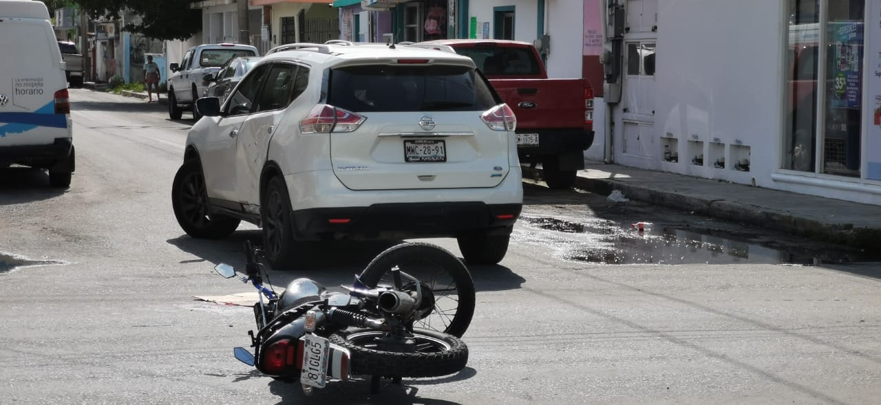 Paramédicos brindaron atención al motociclista que presentó una herida en el rostro Paramédicos brindaron atención al motociclista que presentó una herida en el rostro