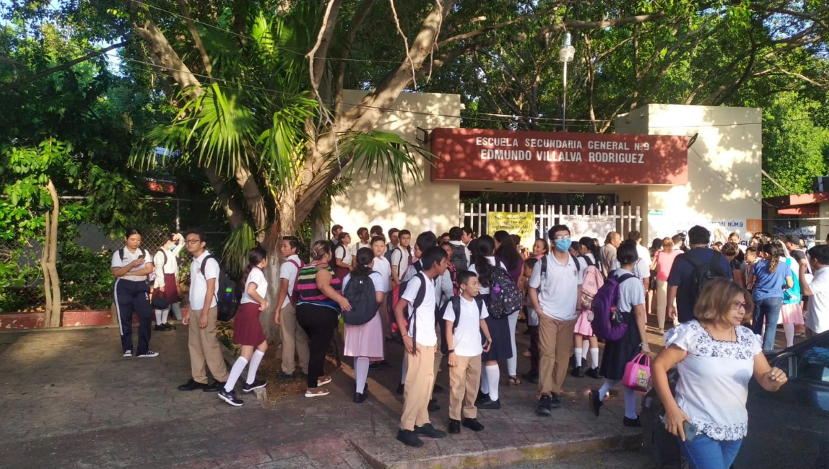 Estudiantes de nivel básico y preparatorias regresaron a las aulas este lunes 28 de agosto