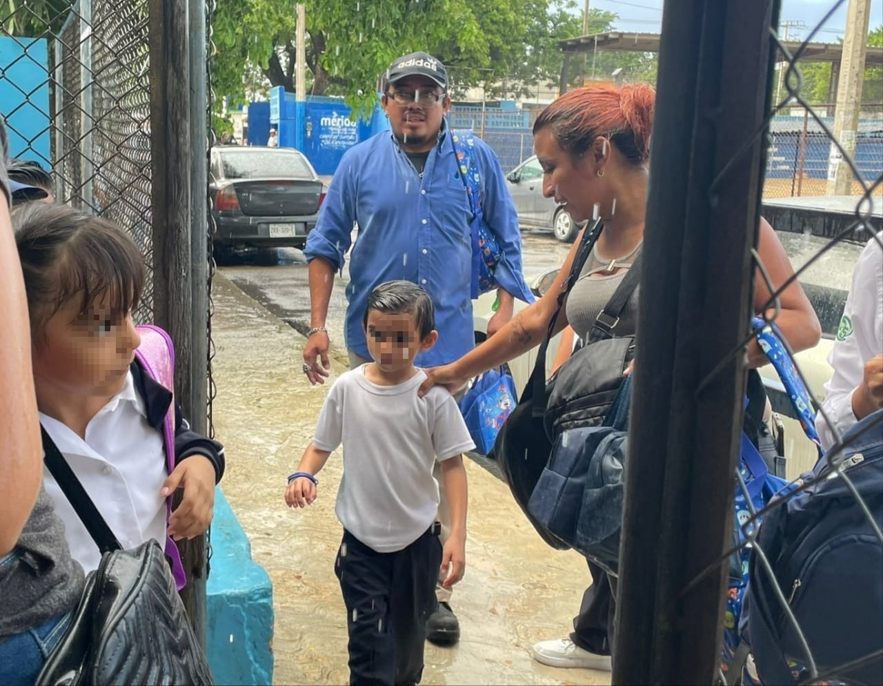 Los padres esperaron la entrada de sus hijos a pesar de las fuerte lluvia mañanera Los padres esperaron la entrada de sus hijos a pesar de las fuerte lluvia mañanera