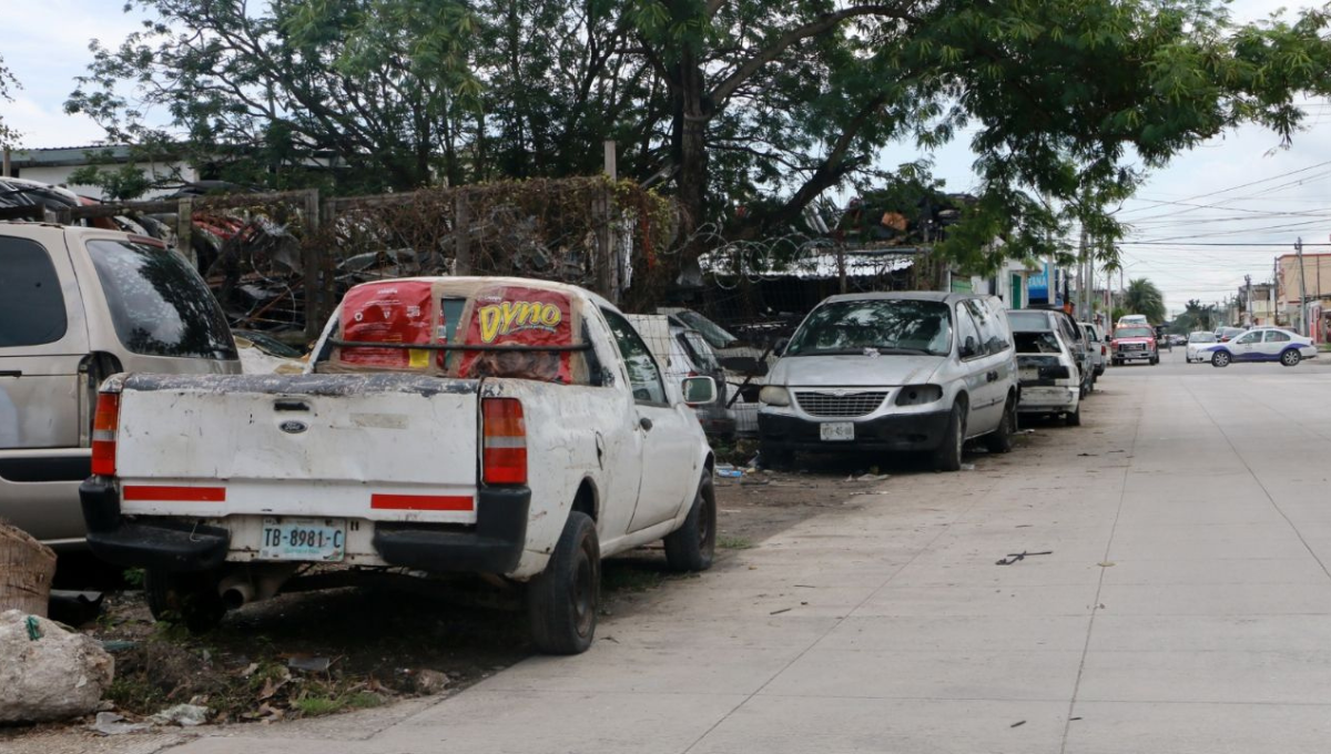 Los encargados retiran los vehículos cuando pasan los inspectores, luego los devuelven a las calles