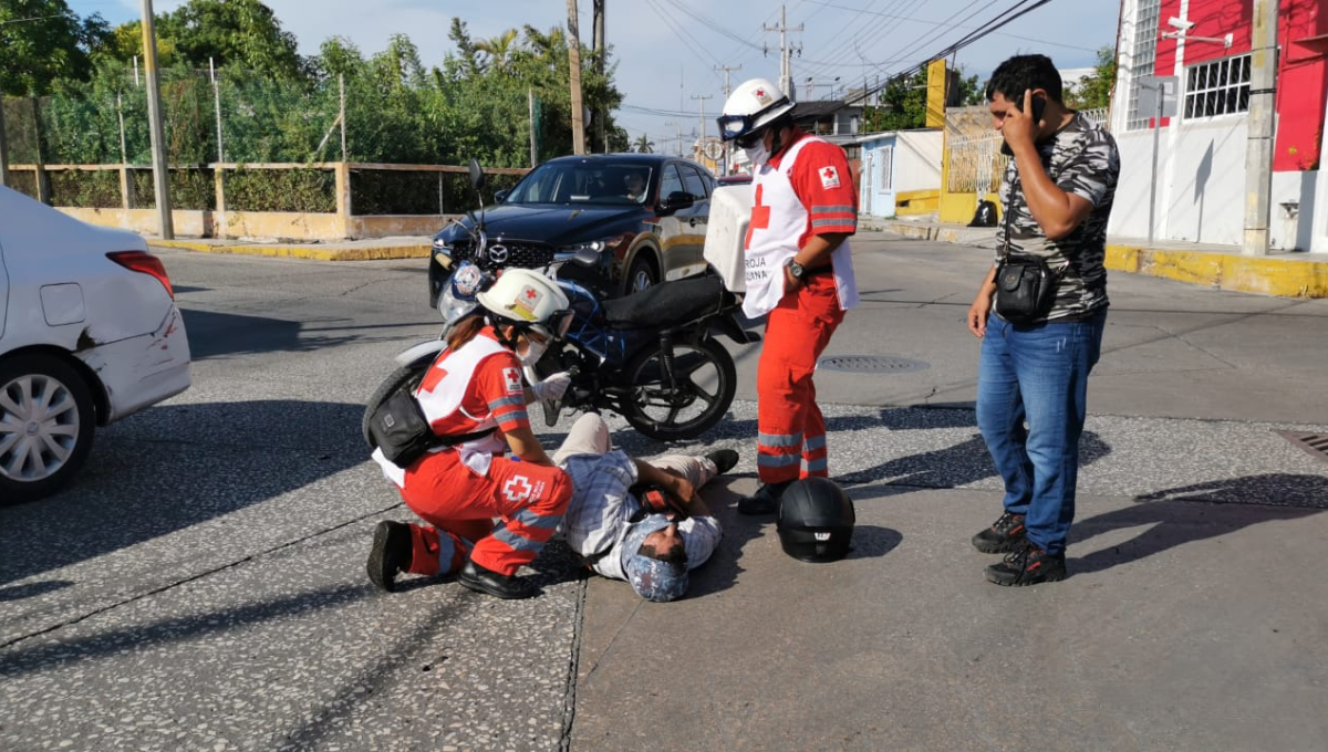 El hombre terminó sobre el pavimento luego del impacto El hombre terminó sobre el pavimento luego del impacto
