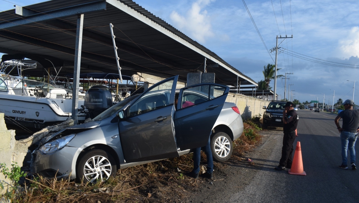 Los trabajadores de la marina se llevaron un susto al ver el accidente