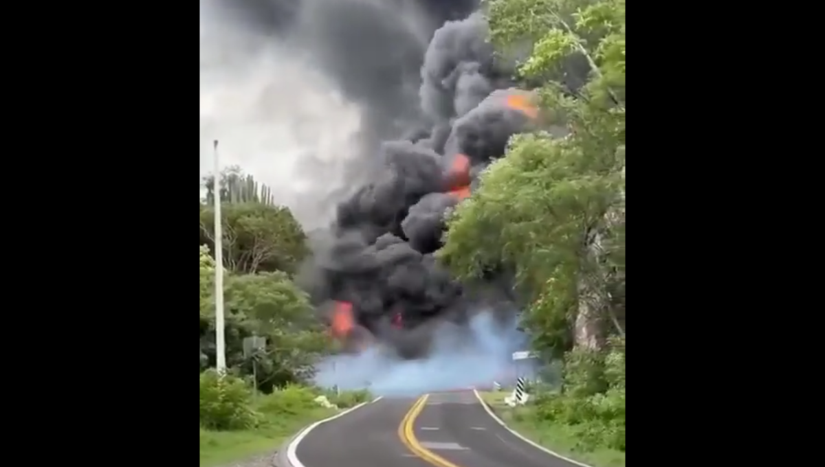 La carretera México-Acapulco quedó completamente cerrada por la gran explosión