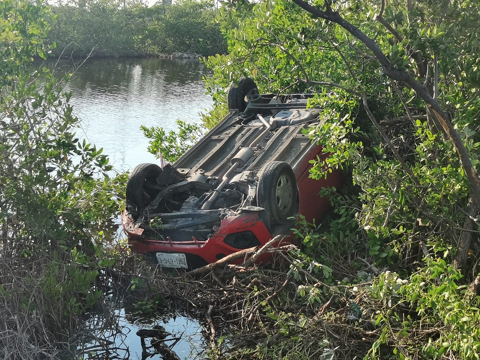El auto quedó completamente de cabeza a un costado de la carretera