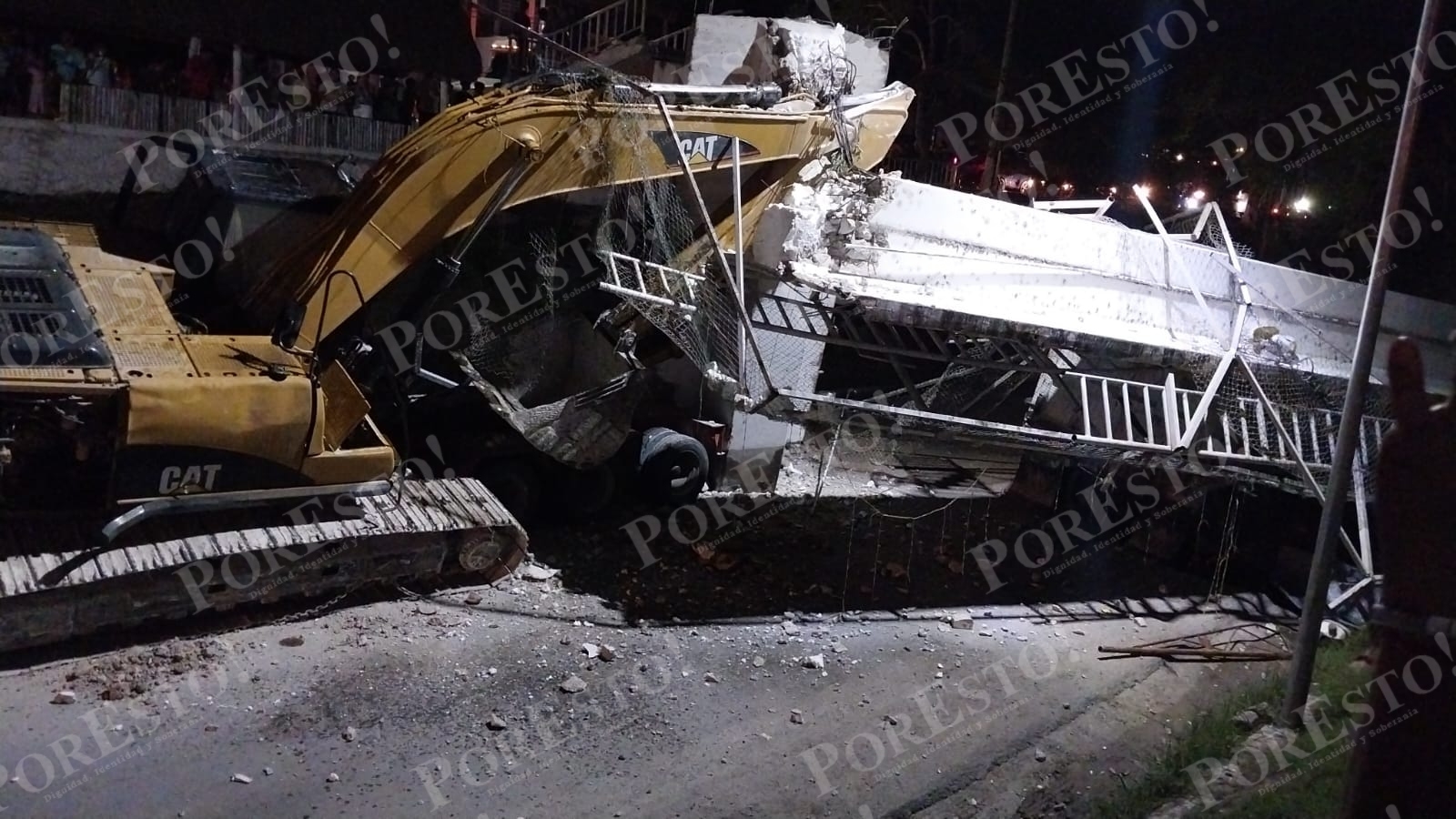 El puente se derrumbó en su totalidad, quedando sobre la maquinaria pesada El puente se derrumbó en su totalidad, quedando sobre la maquinaria pesada