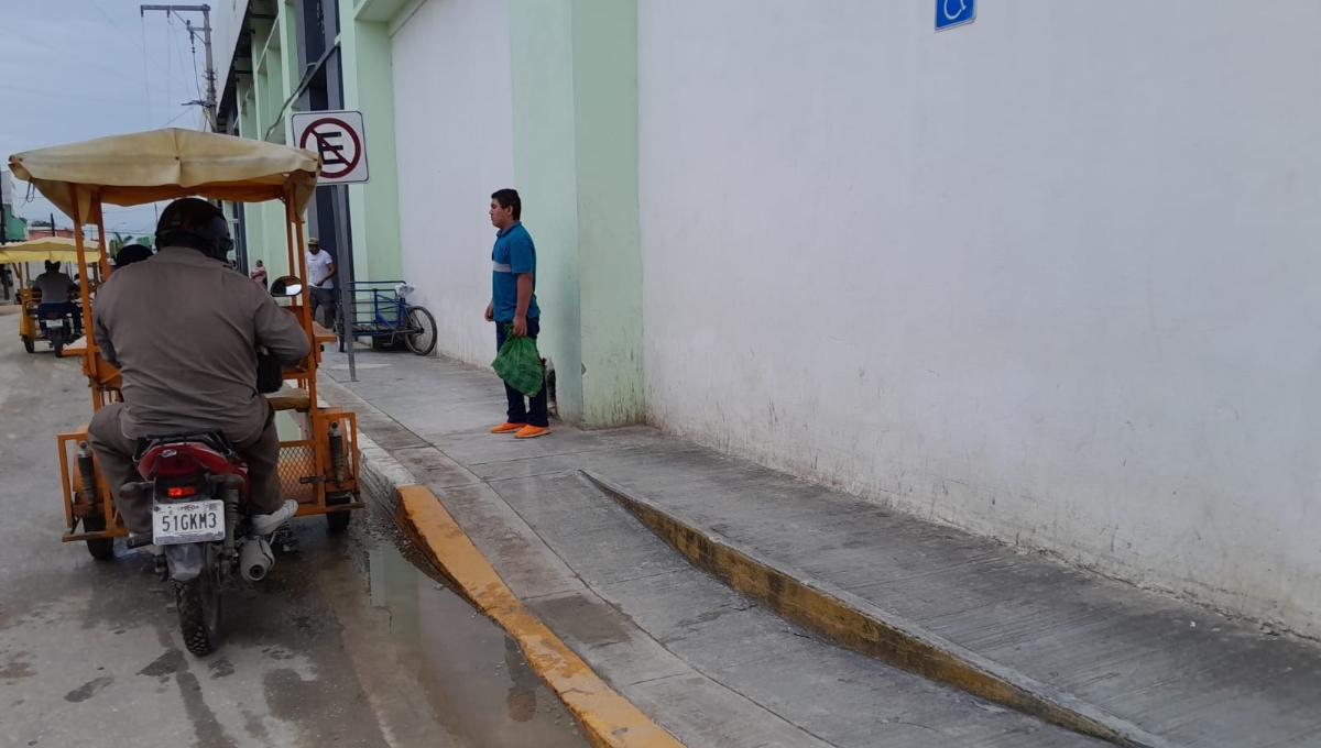Los automovilistas ponen trabas para que las personas con discapacidad se muevan con facilidad