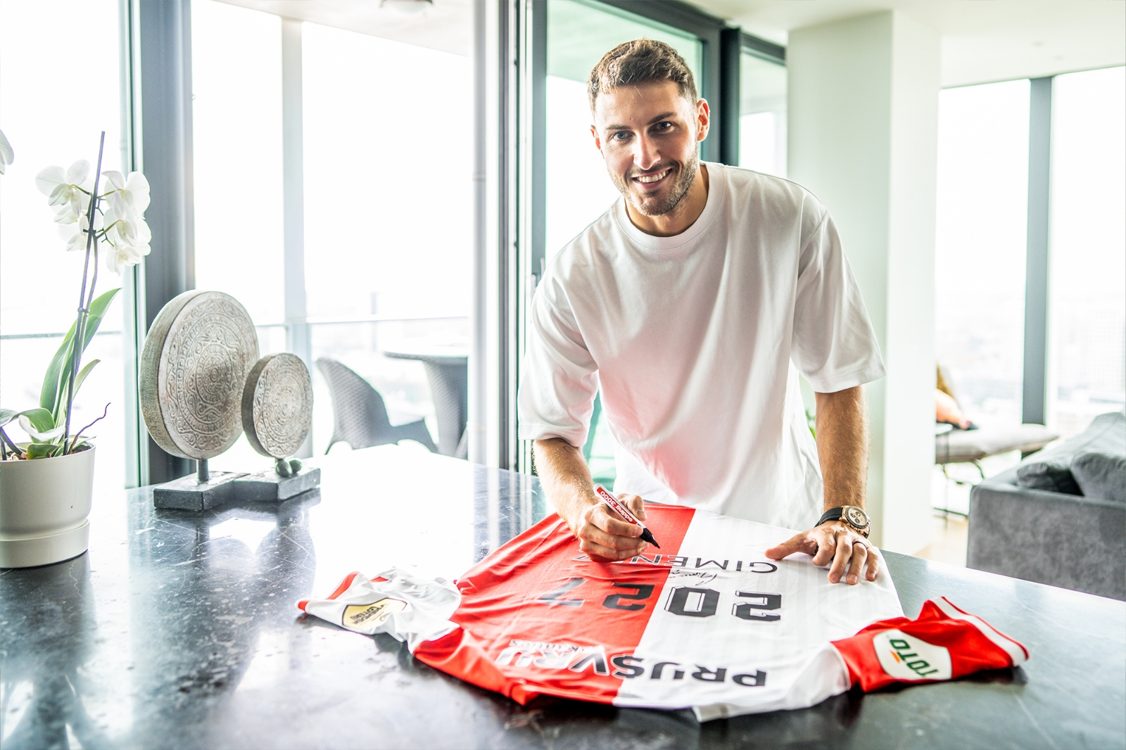 Santiago Giménez extiende su contrato con el Feyenoord hasta 2027 Santiago Giménez extiende su contrato con el Feyenoord hasta 2027