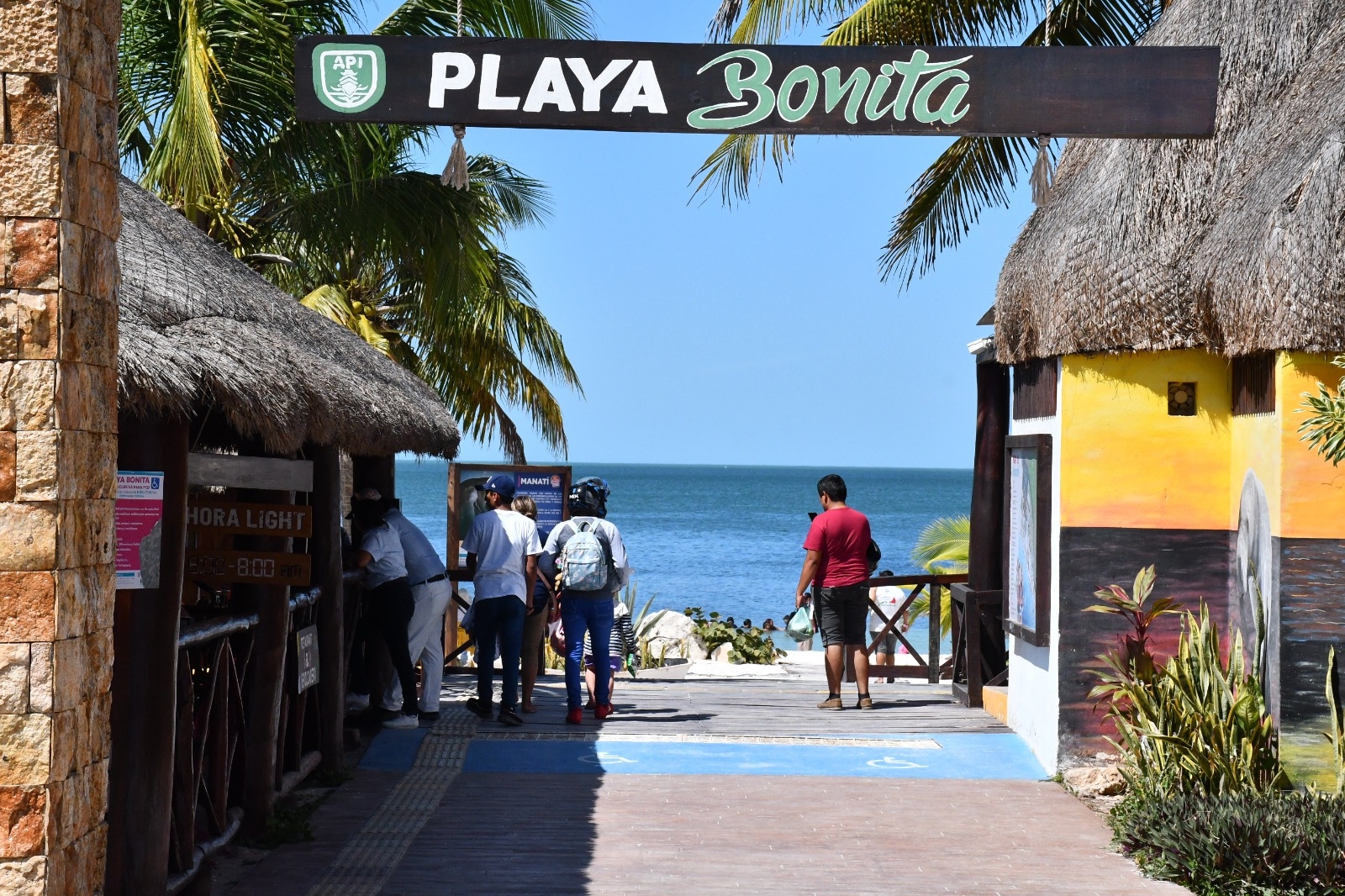 Playa Bonita fue abarrotada durante el Verano en Campeche Playa Bonita fue abarrotada durante el Verano en Campeche