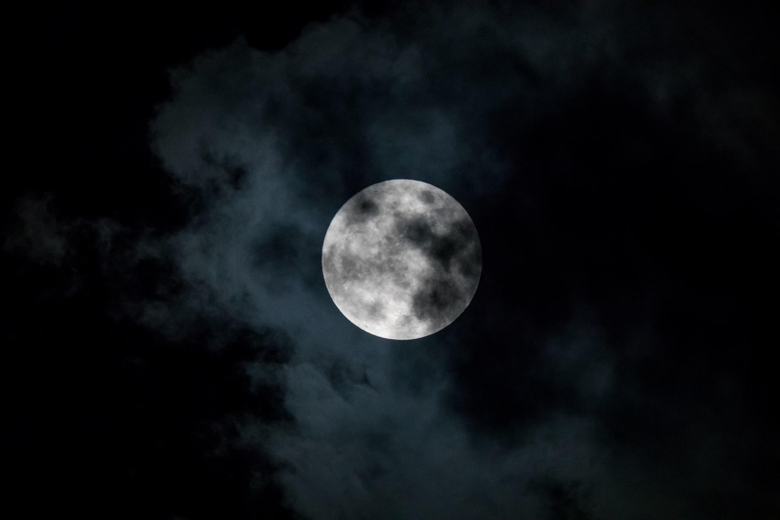 Superluna azul iluminó el cielo durante la noche del 30 de agosto. Superluna azul iluminó el cielo durante la noche del 30 de agosto.