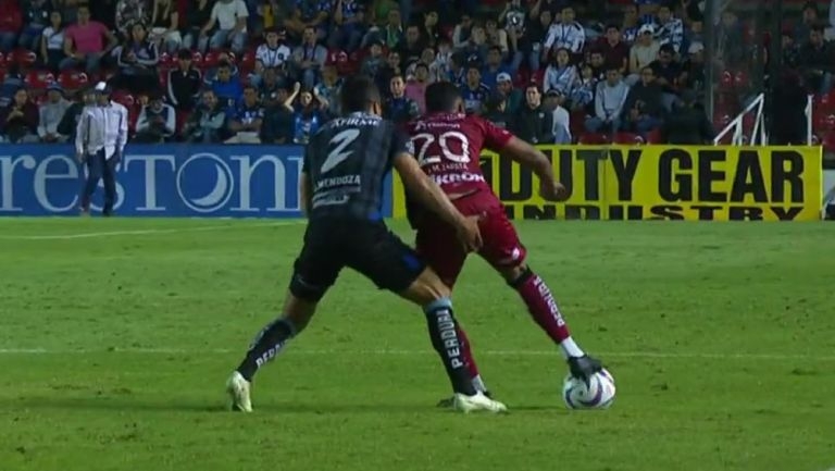 El jugador del Querétaro tuvo que ser expulsado por la agresión El jugador del Querétaro tuvo que ser expulsado por la agresión