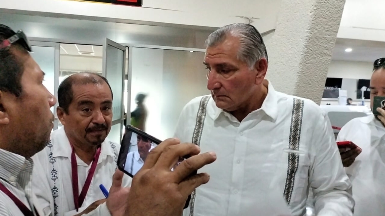 Adán Augusto reiteró que la pensión universal para adultos mayores aumentará a seis mil pesos en 2024, aunado a que los programas sociales continuarán brindándose Adán Augusto reiteró que la pensión universal para adultos mayores aumentará a seis mil pesos en 2024, aunado a que los programas sociales continuarán brindándose
