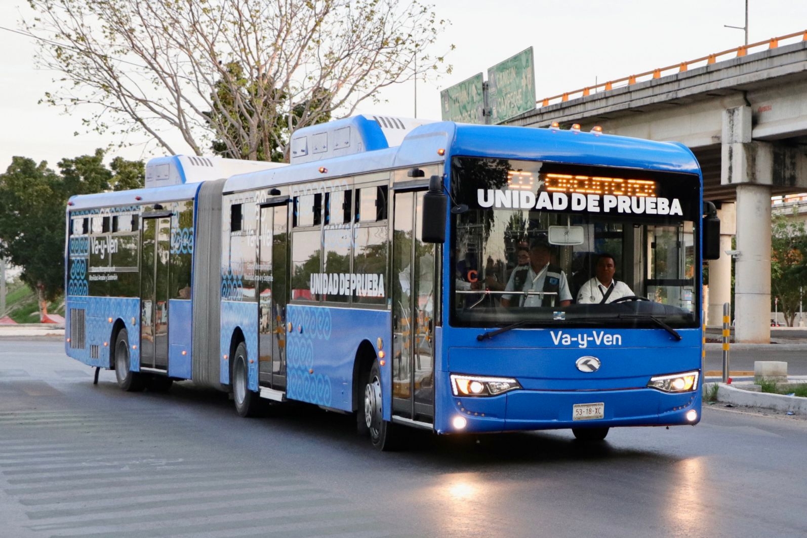 Realizan pruebas de la nueva unidad articulada del Va y Ven en el Periférico de Mérida