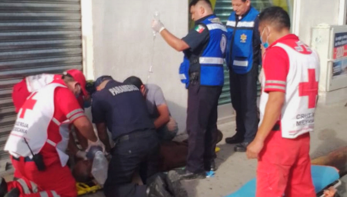 El hombre se desvaneció por un paro cardiaco en el Centro de Mérida El hombre se desvaneció por un paro cardiaco en el Centro de Mérida