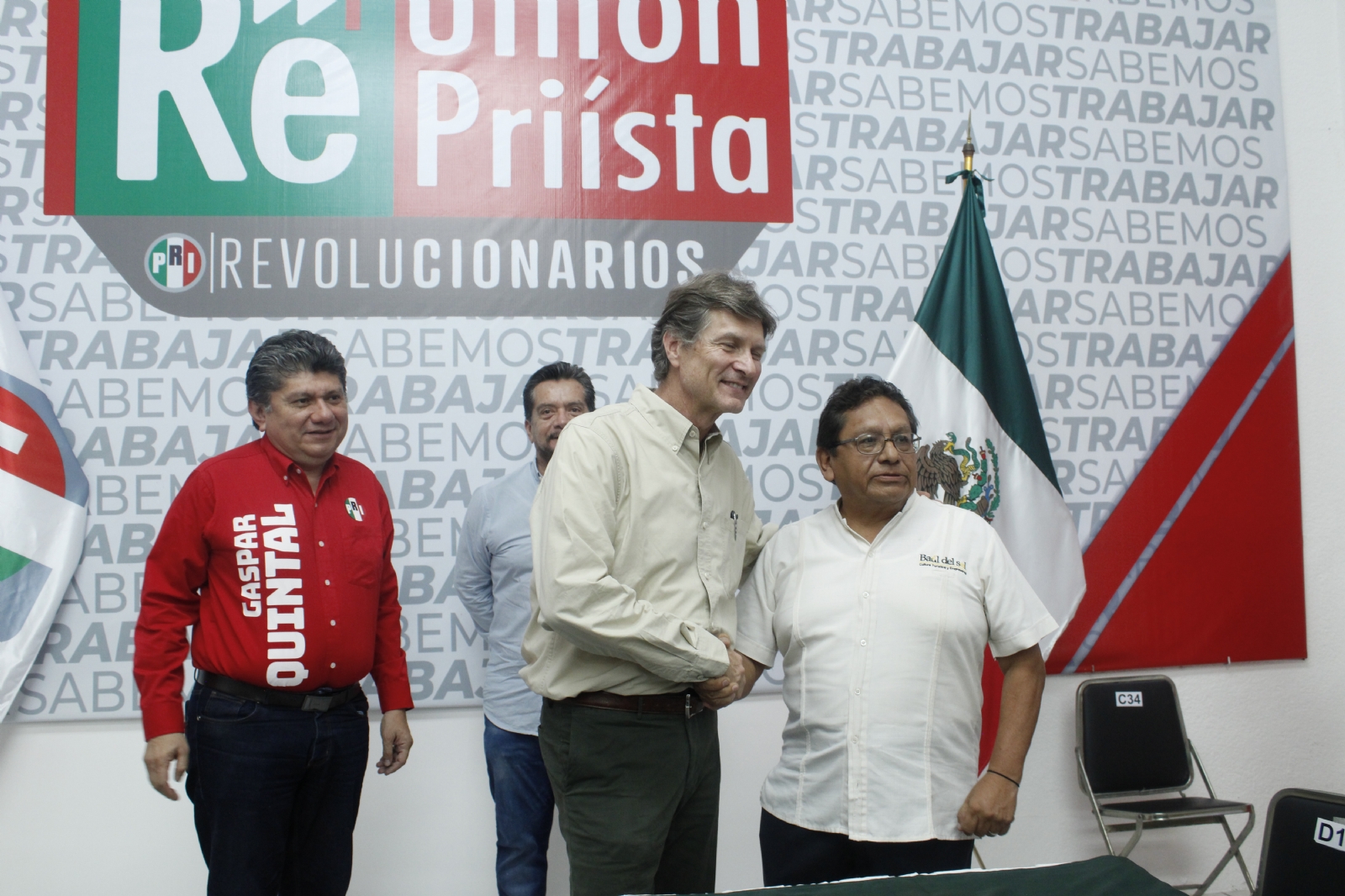 Enrique de la Madrid se reunió con personas de la sociedad civil en Mérida