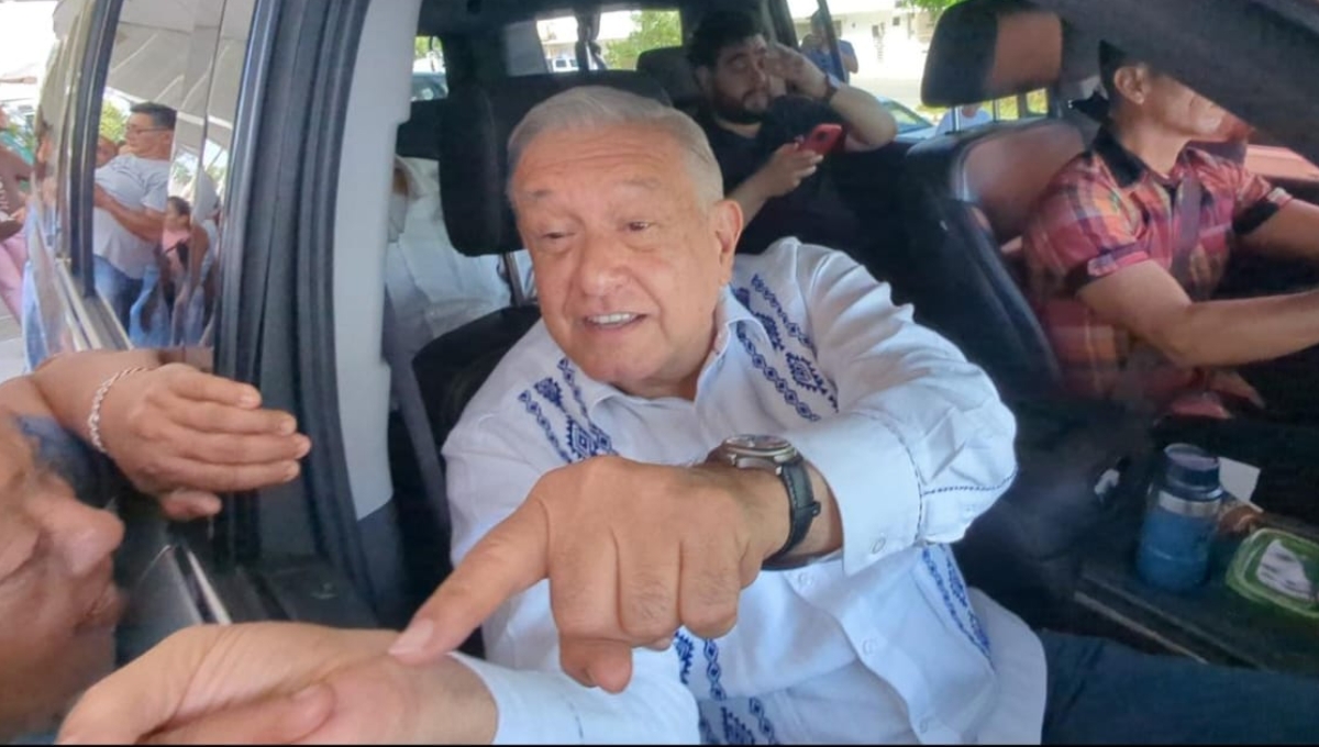 Ciudadanos esperaron al mandatario a su salida del hotel en Chetumal