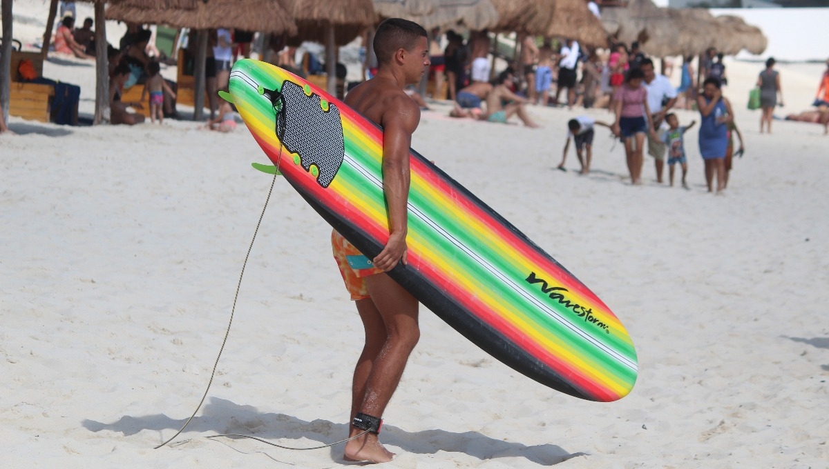 Turistas buscan broncearse, exponiéndose por largos periodos a los rayos del sol