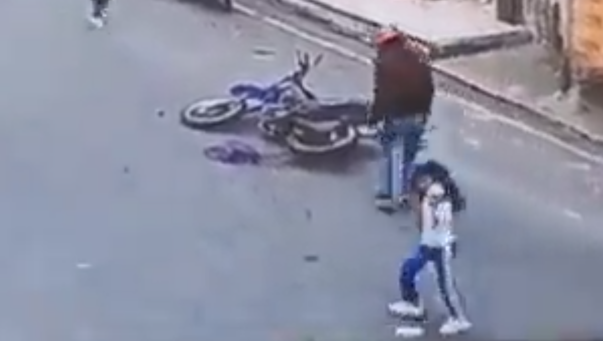 La menor comenzpo a correr por la calle, llenando de sangre la carretera La menor comenzpo a correr por la calle, llenando de sangre la carretera