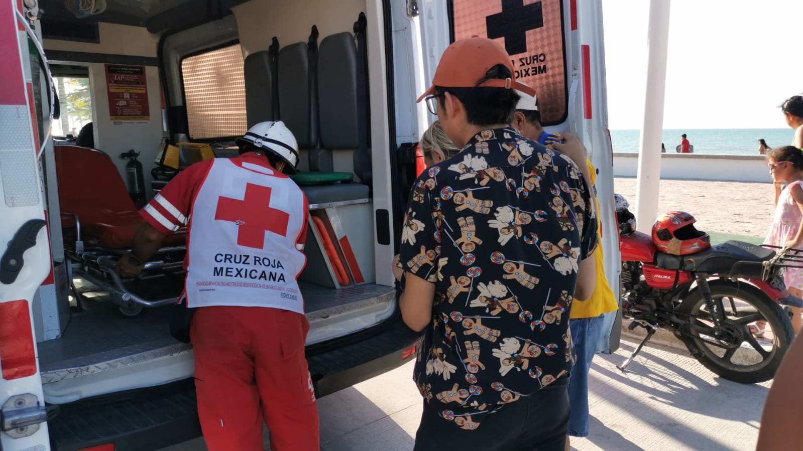 La mujer fue trasladada a un hospital para la valoración correspondiente
La mujer fue trasladada a un hospital para la valoración correspondiente