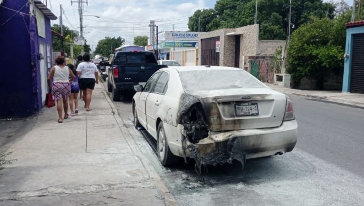 El propietario del vehículo afirmó que no tiene problemas con sus vecinos, por lo que se le hace extraño que hayan incendiado su auto