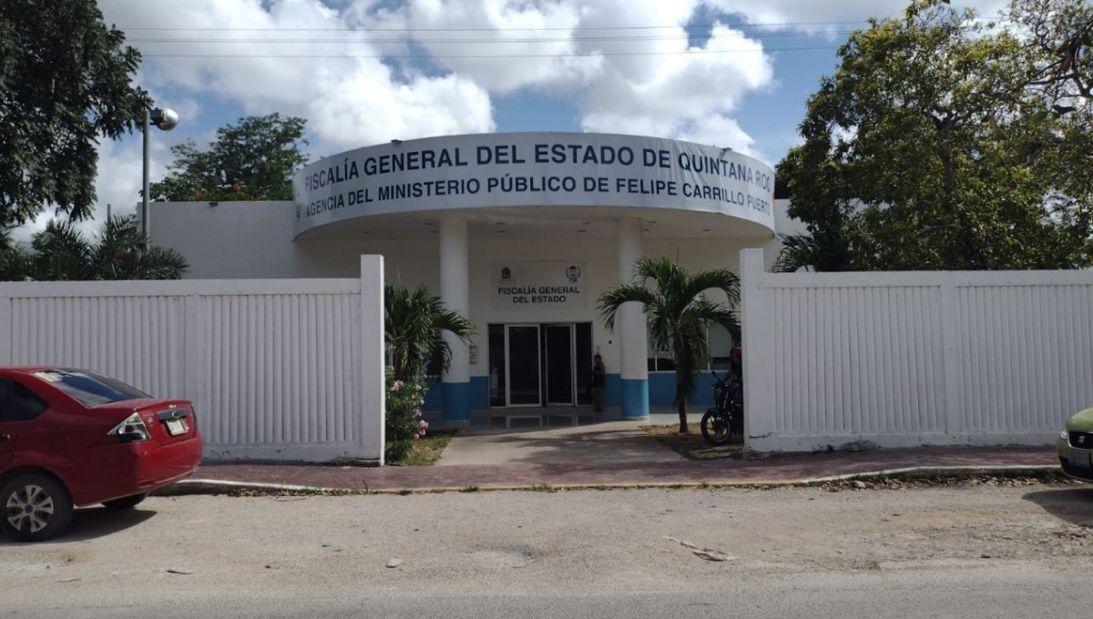 El hombre se subió al techo para 'asechar' a la joven
