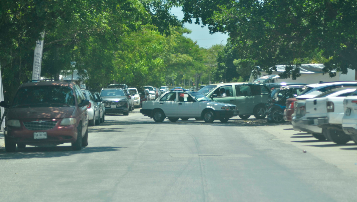 Automovilistas invaden las banquetas e impiden que los residentes puedan salir o entrar con sus vehículos