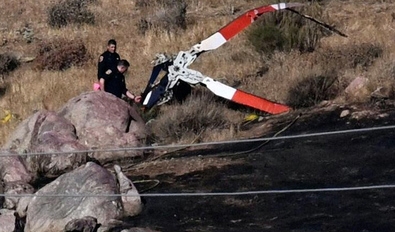 Mueren tres personas en choque de helicópteros en California