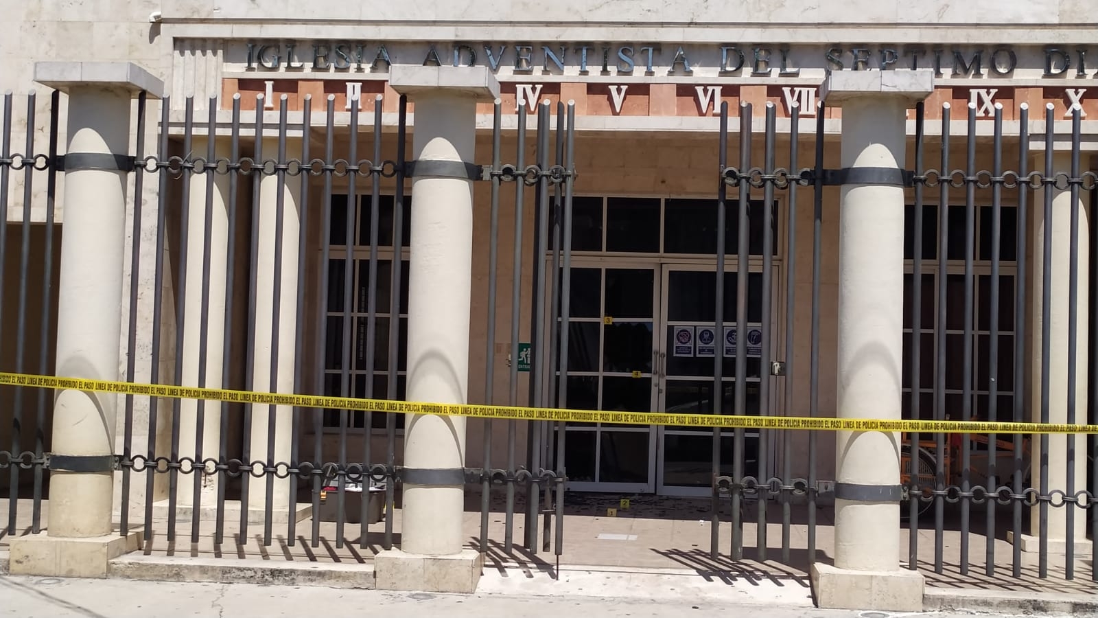 El hombre rompió la puerta de vidrio con el puño, presentando graves heridas El hombre rompió la puerta de vidrio con el puño, presentando graves heridas