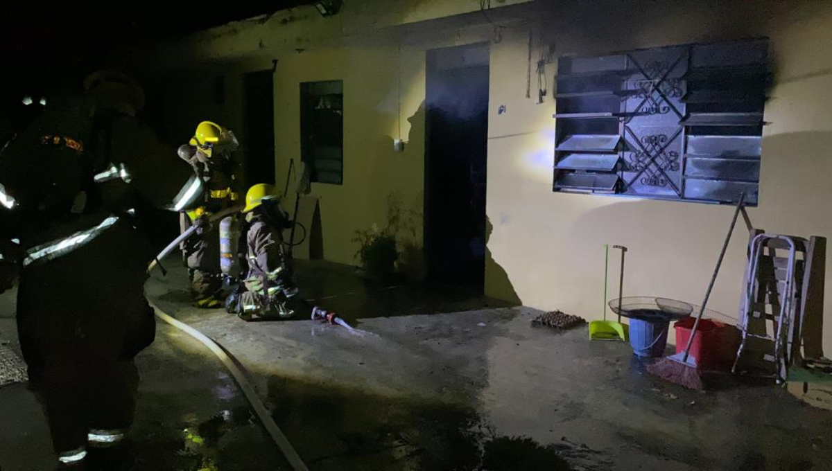 Dentro del cuarto había un tanque de gas LP que tuvieron que enfriar por riesgo de una explosión Dentro del cuarto había un tanque de gas LP que tuvieron que enfriar por riesgo de una explosión
