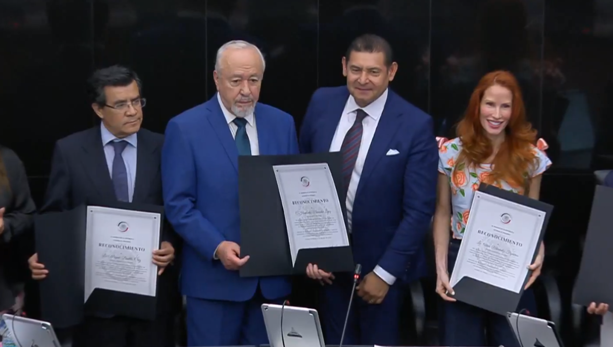 El Legislador Alejandro Armenta entregó el galardón a Por Esto!