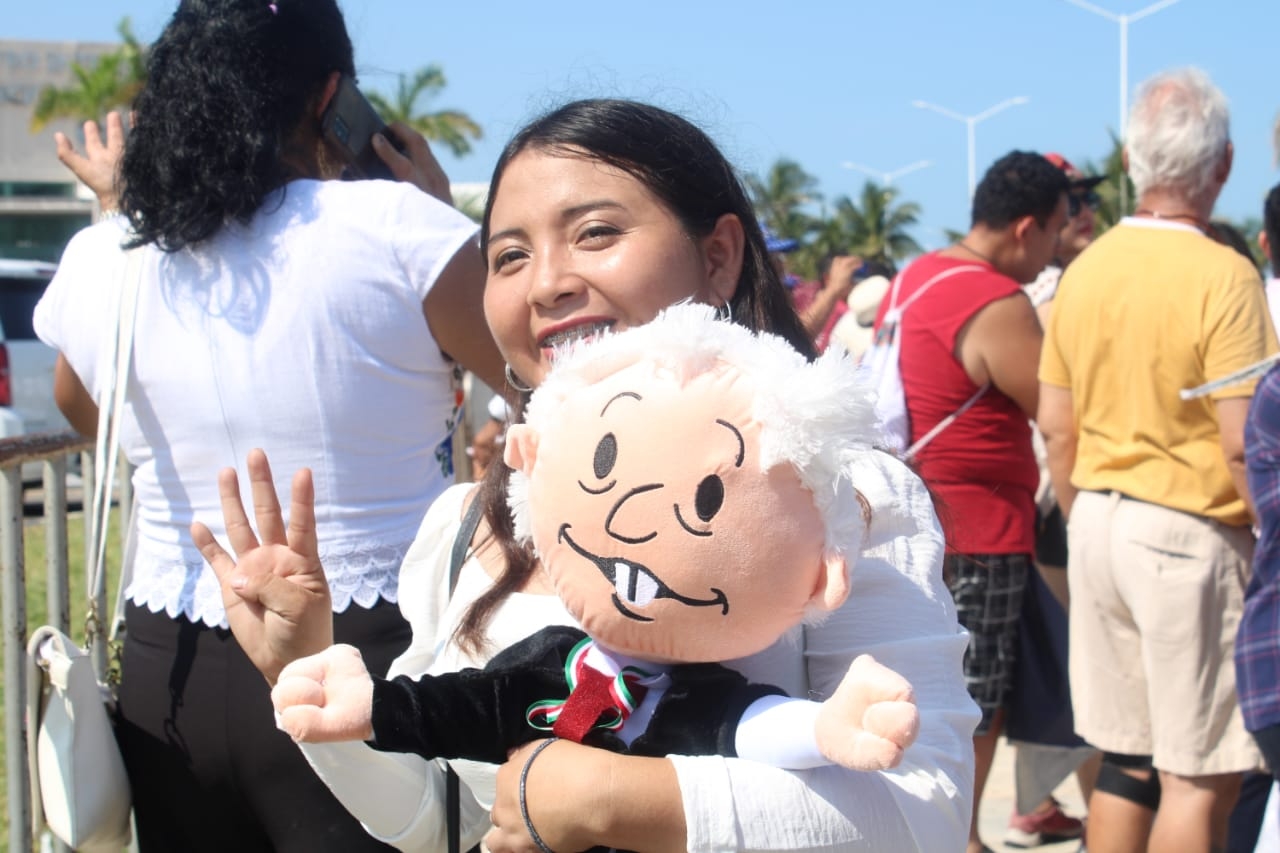 Simpatizantes lo esperan al grito de "Es un honor estar con obrador"