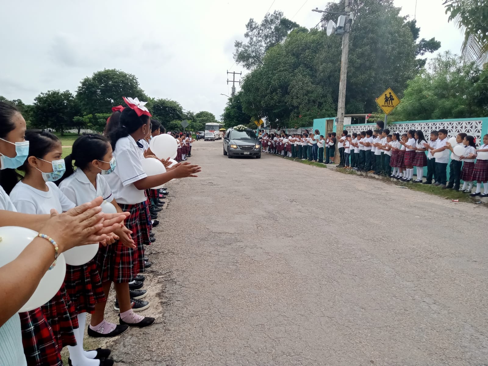 Compañeros despidieron al niño de 7 años en un cortejo fúnebre