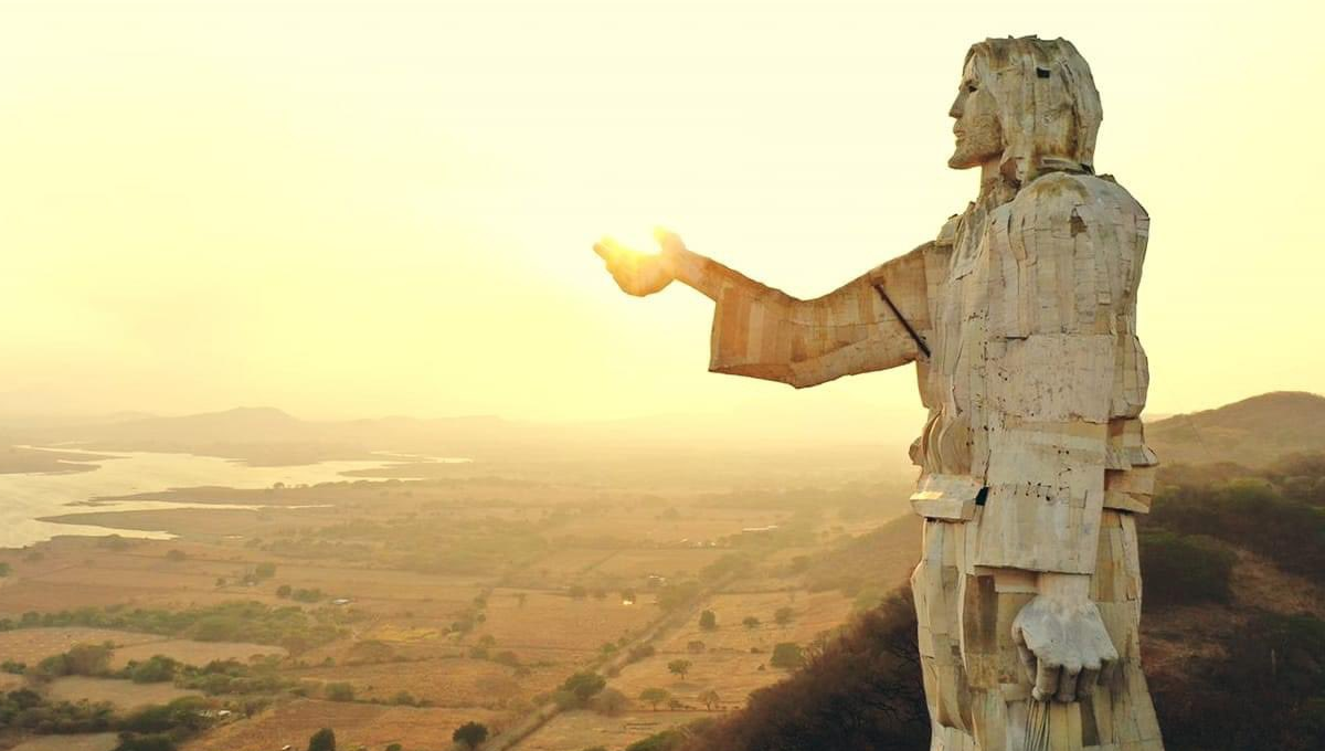 El Cristo Redentor luciía en la punta de un cerro en Chiapas El Cristo Redentor luciía en la punta de un cerro en Chiapas