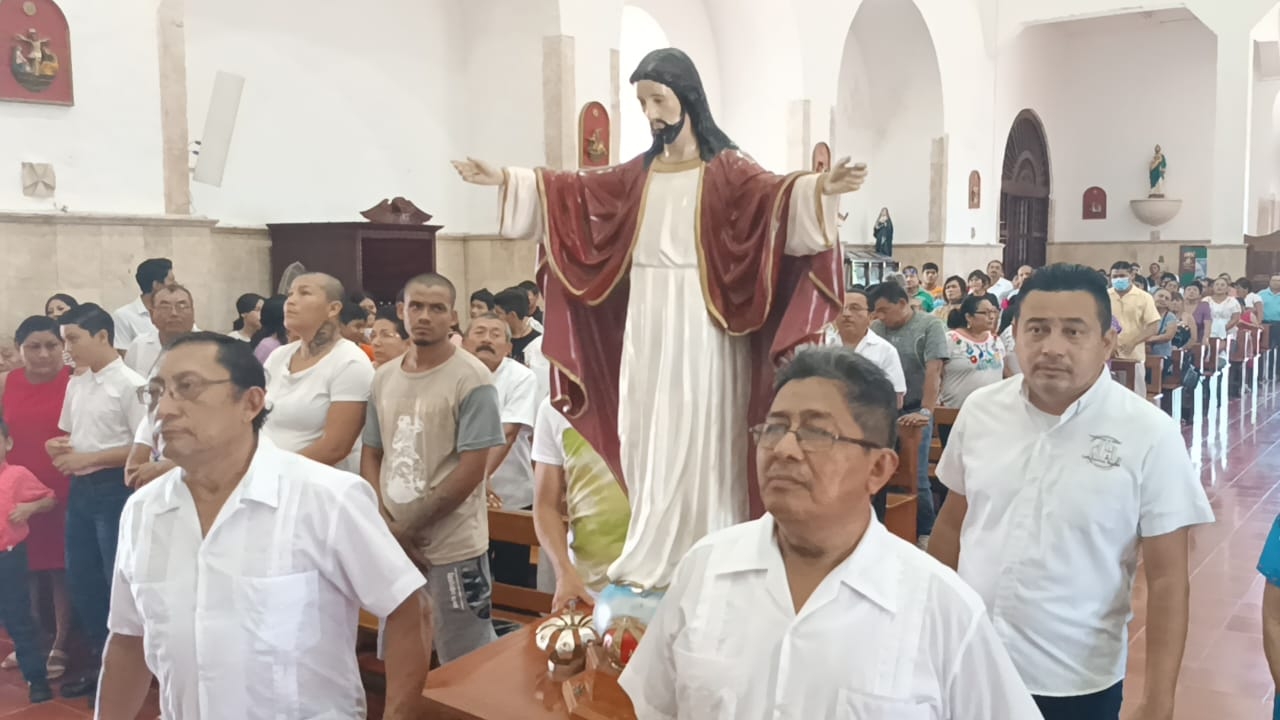 Cientos de personas acompsañaron la procesión