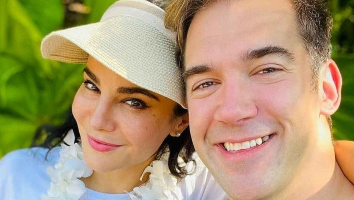 La feliz pareja se comprometió en un escenario. Foto: Especial La feliz pareja se comprometió en un escenario. Foto: Especial